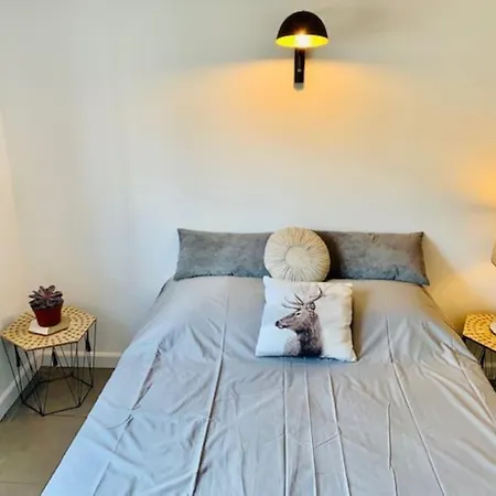 Proche Paris, Disneyland+la Vallee Village. * Villiers-sur-Marne
