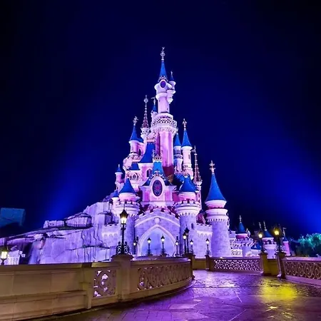 Proche Paris, Disneyland+la Vallee Village. * Villiers-sur-Marne