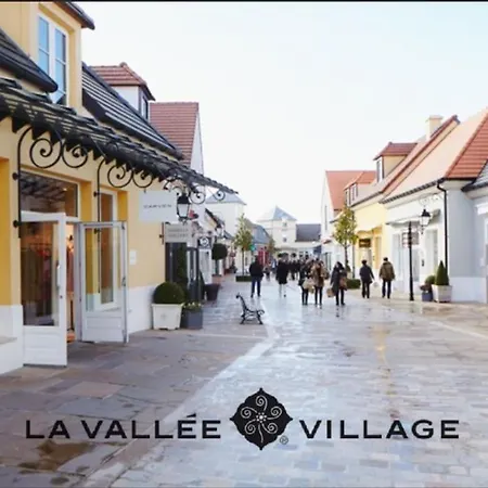 Proche Paris, Disneyland+la Vallee Village. * Villiers-sur-Marne